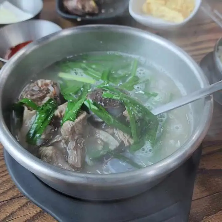 뽀얀 국물에 순대와 부추가 듬뿍 담긴 순대국밥