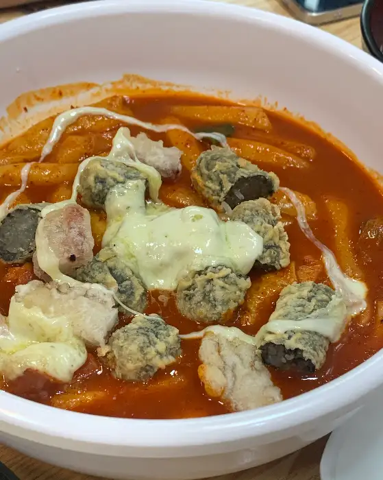치즈가 듬뿍 올라간 떡볶이