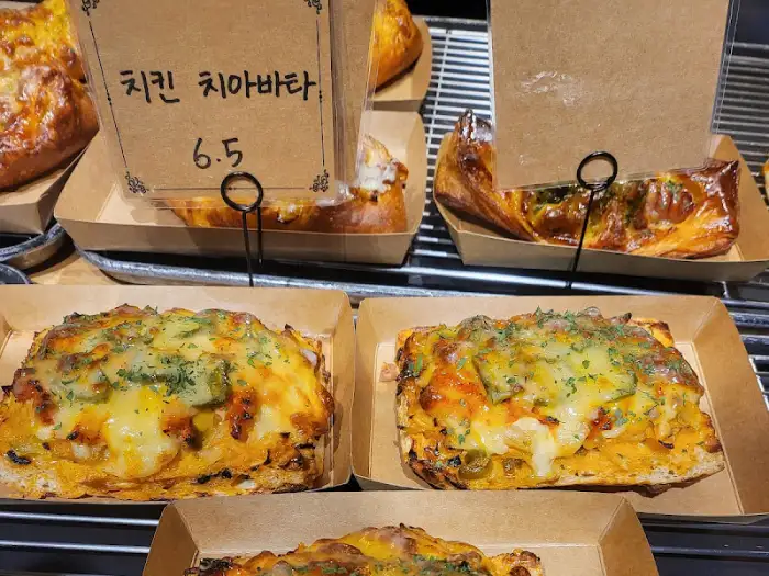 치즈가 올라간 빵