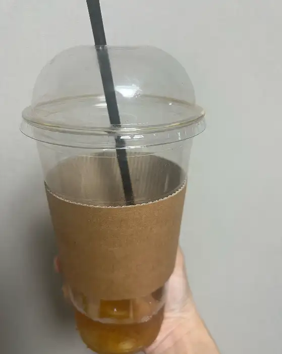 이디야 커피 컵 홀더가 있는 음료
