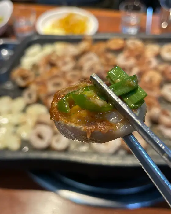젓가락으로 집어 올린 막창