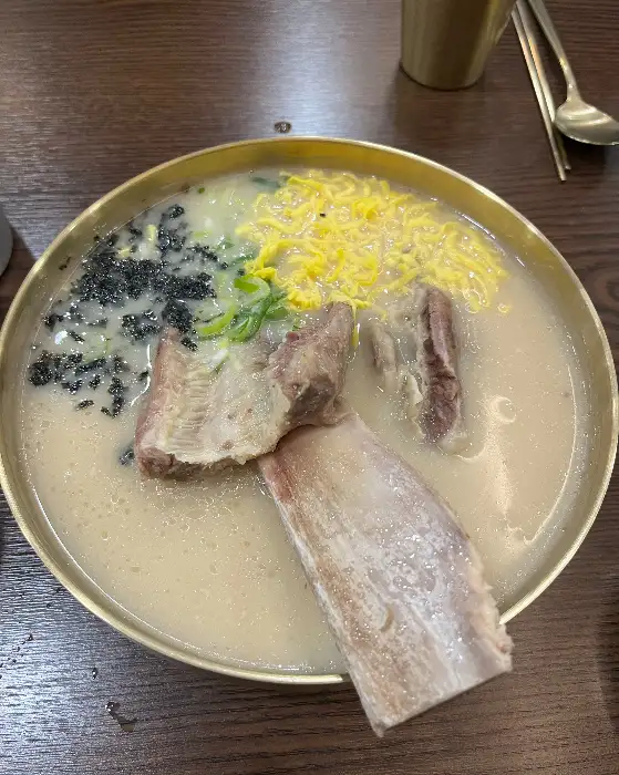 왕갈비가 푸짐하게 올라간 왕갈비 칼국수