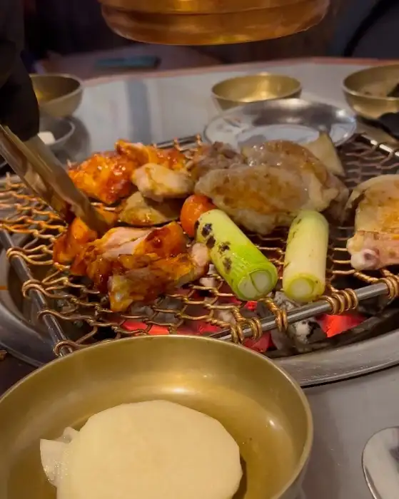 숯불 위에서 익고 있는 닭갈비와 야채