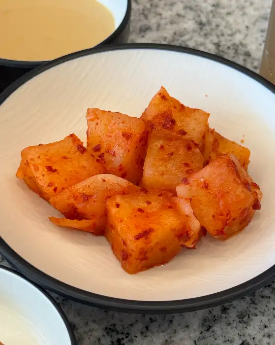 잘 볶아진 깍두기 볶음밥