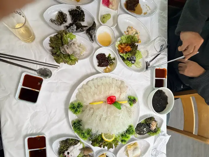 테이블 가득 차려진 해산물 한 상
