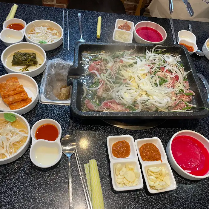 식탁에 차려진 여러 가지 반찬과 메인 요리