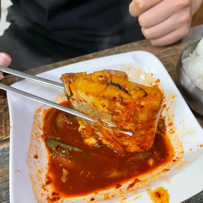 빨간 양념이 맛있어 보이는 갈치조림 한 토막