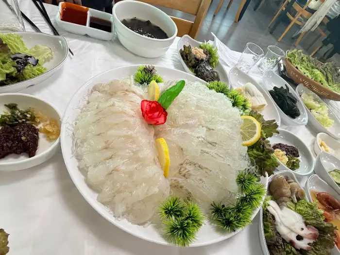 정갈하게 담긴 모듬회