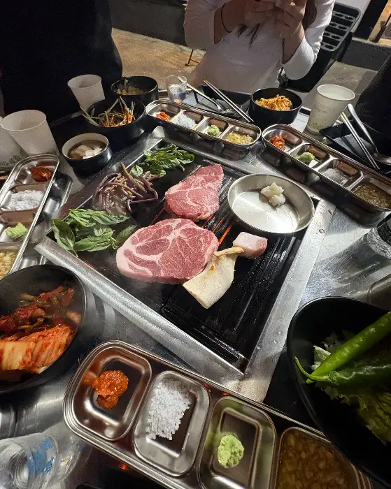 숯불 위에 구워지는 고기