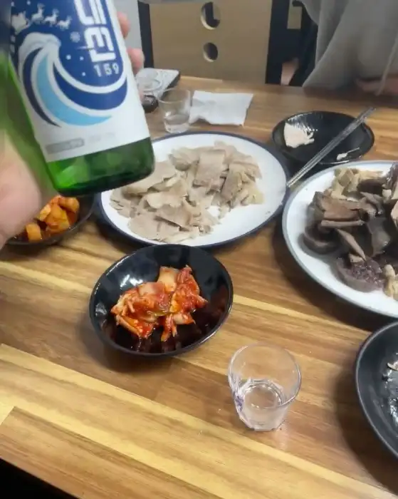 테이블 위에 놓인 푸짐한 음식과 술병