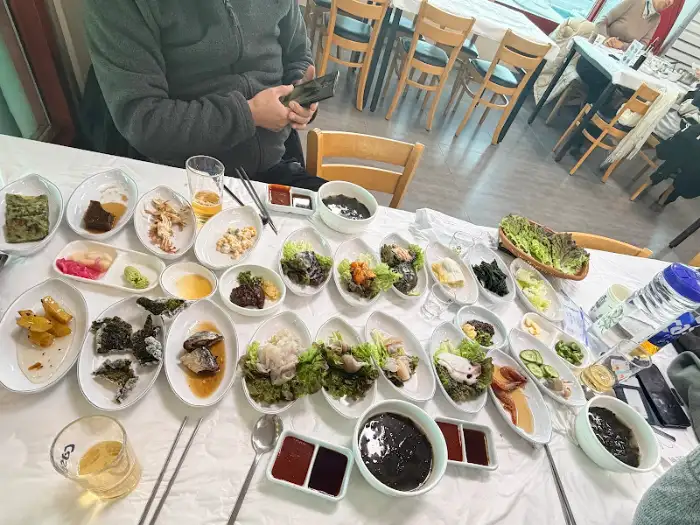 다양한 밑반찬이 차려진 테이블