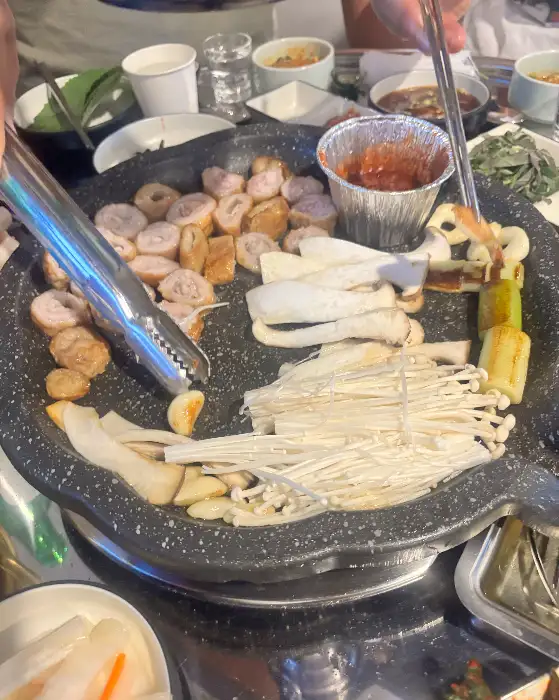 막창과 함께 곁들이는 다양한 구이 채소들