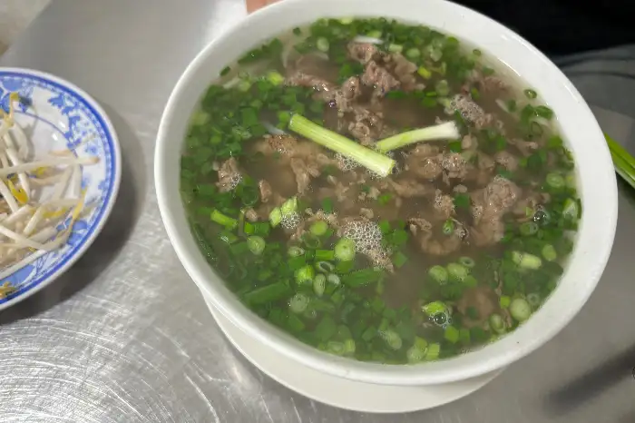 쌀국수 위 넉넉한 양의 소고기