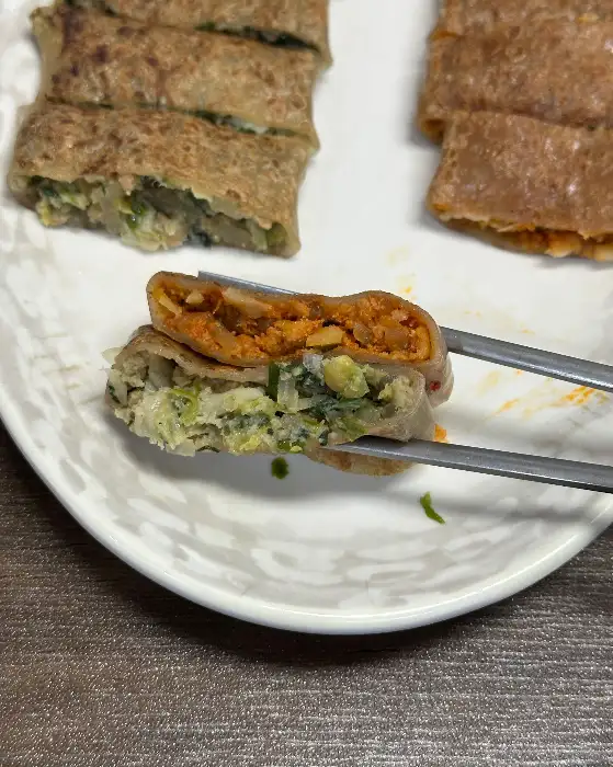 바삭한 메밀전병 속이 꽉 찬 모습.