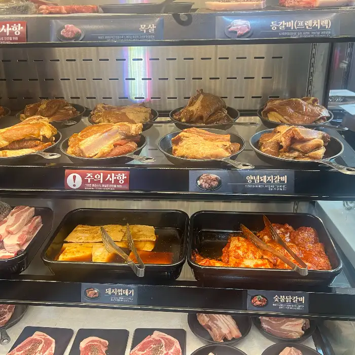 진열된 다양한 종류의 고기