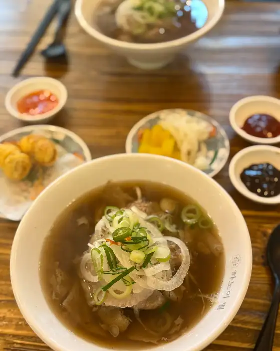 여러 가지 음식이 차려진 테이블