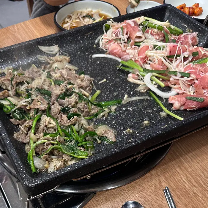 마늘 오리불고기가 익어가는 모습.
