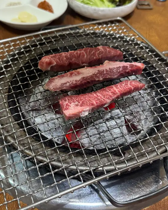 숯불 위에서 익어가는 소고기