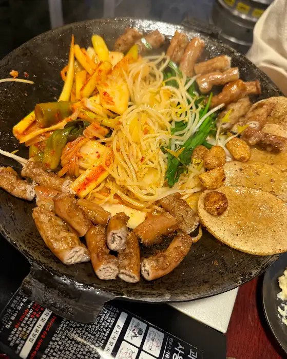 야채와 함께 곁들인 곱창