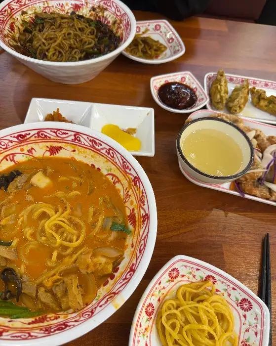 윤기 나는 짜장면과 탕수육