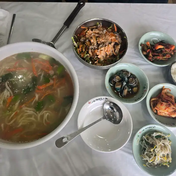 칼국수와 여러 가지 반찬이 함께 나온 푸짐한 식사