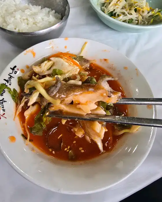 푸짐한 전복해물탕의 클로즈업 사진