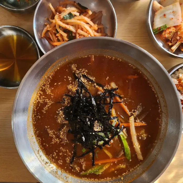 푸짐한 양의 칼국수 한 그릇