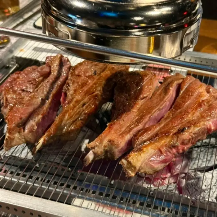 가지런히 놓인 양갈비 꼬치