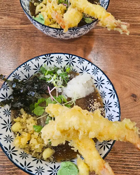 테이블에 차려진 푸짐한 한상