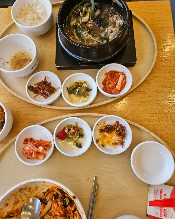 푸짐한 쇠고기 야채죽과 밑반찬