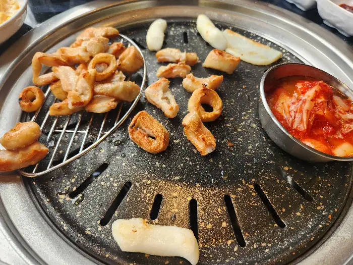 셀프바에 준비된 다양한 곁들임 재료들