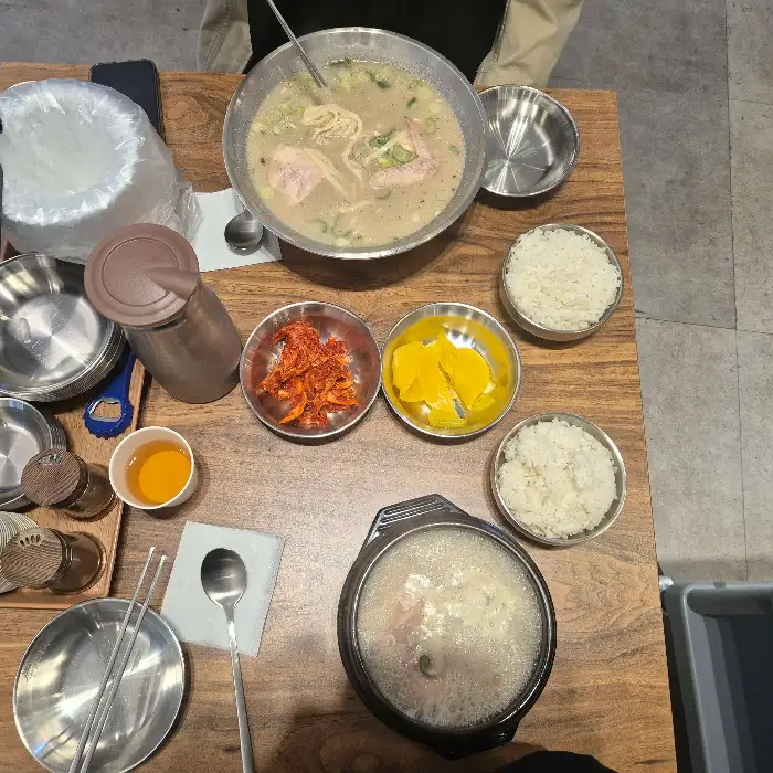테이블에 차려진 닭칼국수와 밑반찬, 밥