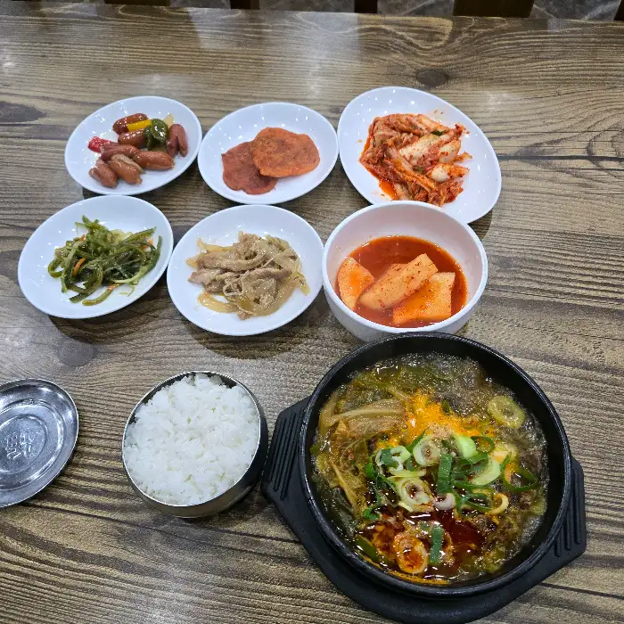 넓은 테이블 세팅