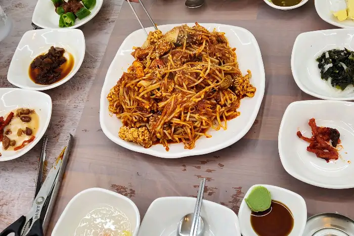 테이블에 푸짐하게 차려진 뽈찜과 여러 가지 반찬