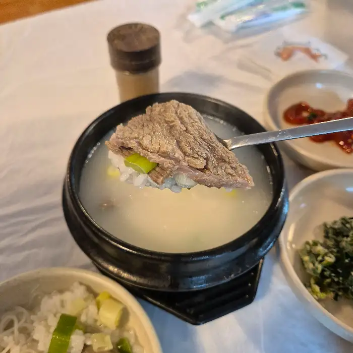 설렁탕 한 그릇과 곁들임 반찬