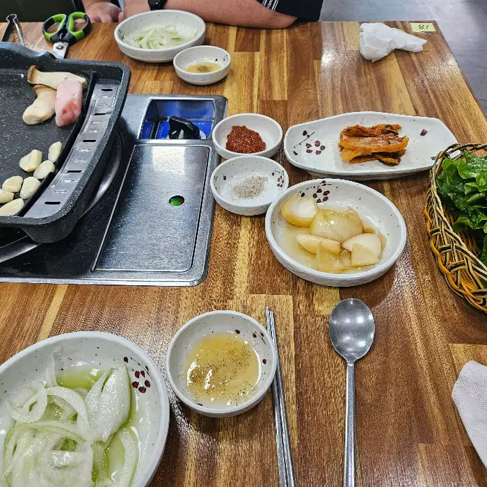 다양한 밑반찬과 함께 나오는 불판