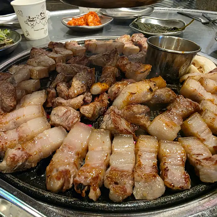 잘 익은 흑돼지 구이의 클로즈업