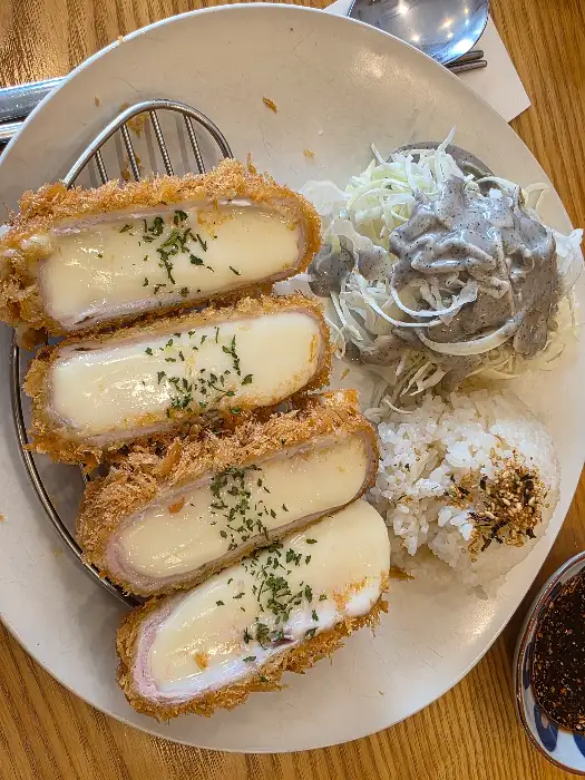 속이 꽉 찬 치즈 돈까스 단면