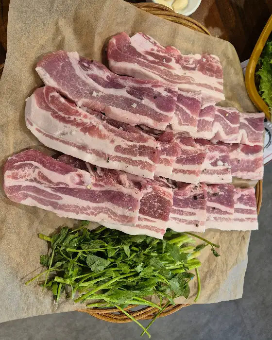신선한 삼겹살 덩어리