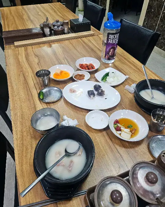 [울릉도순대국] 내부 테이블 세팅