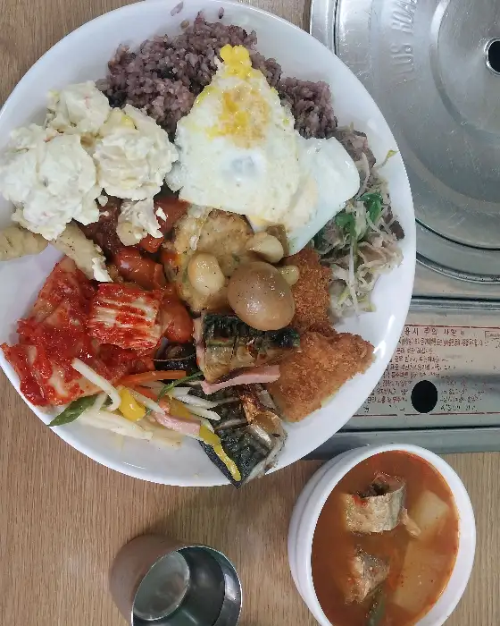 다양한 한식 반찬과 밥, 국이 담긴 접시