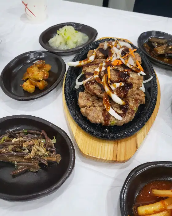 정갈하게 담긴 떡갈비