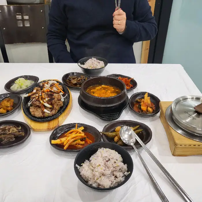 솥밥을 비비는 모습