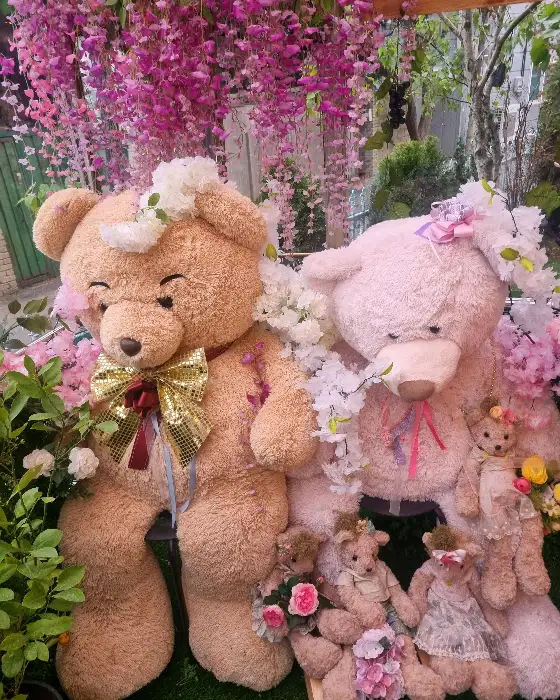핑크색 벚꽃 사이로 보이는 곰돌이 인형들