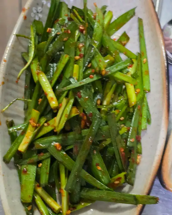 매콤하게 무쳐진 부추무침