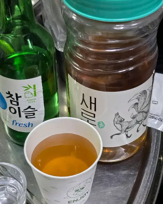 소주와 함께 제공된 술잔과 음료