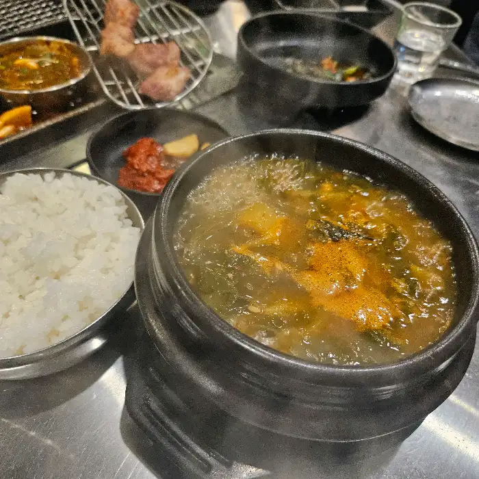 김이 모락모락 나는 된장찌개와 밥