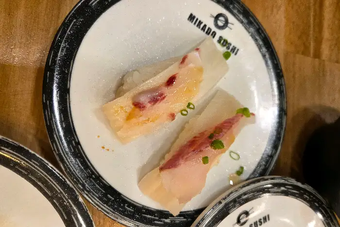 두 가지 초밥이 담긴 접시