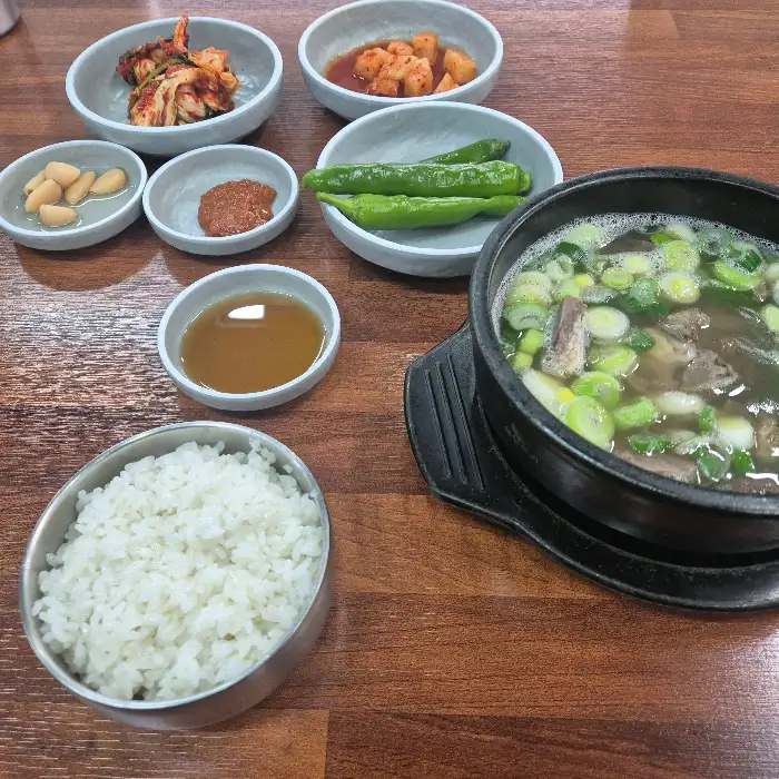 국밥과 곁들여 먹는 반찬들