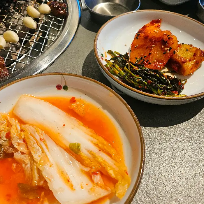 김치와 갓 무쳐낸 나물 반찬